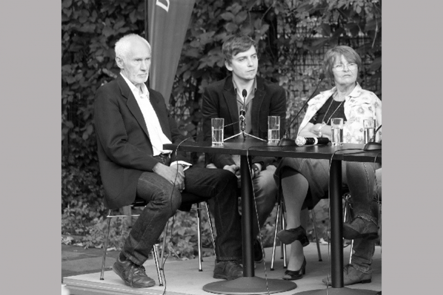 Schwarz-Weiß-Foto von einem Zeitzeugengespräch mit Joachim Rudolph